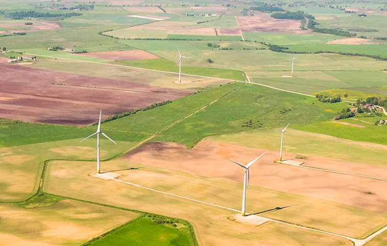 4月份風(fēng)力發(fā)電廠的產(chǎn)量增長了三分之一