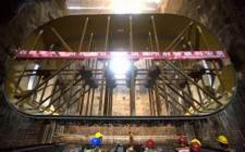 白鶴灘水電站工程右岸地下廠房完成首節(jié)機組肘管吊裝