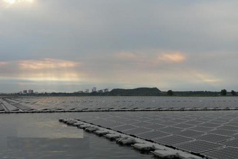 淮南潘陽水上漂浮式光伏讓采煤沉降區(qū)成水上發(fā)電站