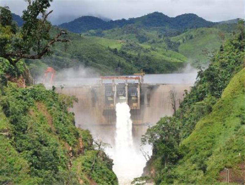 “亞洲電池”的山區和內陸老撾正在以極快的速度建造數十座水壩