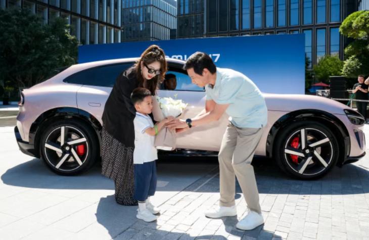 小米YU7今日正式交付，雷軍現身為車主開車門