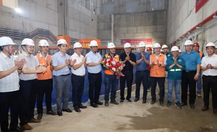 越南和平水電站擴(kuò)建項(xiàng)目轉(zhuǎn)子安裝