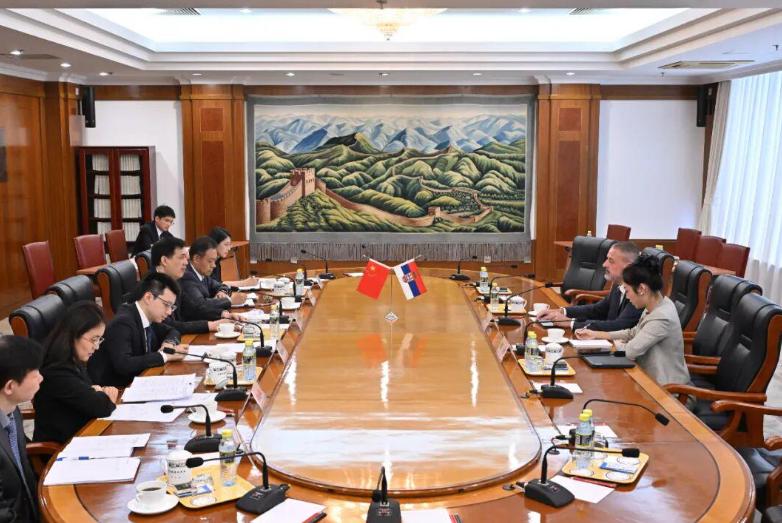 國家發(fā)展改革委副主任周海兵會見塞爾維亞總統(tǒng)特使、對華合作國家協(xié)調(diào)委員會成員巴西奇