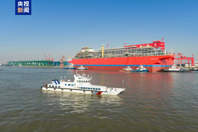 中國自主研發建造大型浮式天然氣液化裝置在江蘇南通成功出塢